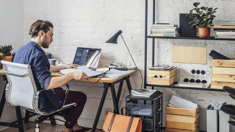 5 būdai, kaip dirbti namuose, kad jaustumėtės taip, lyg būtumėte biure
